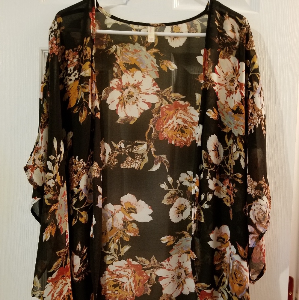 Beautiful sheer floral duster.